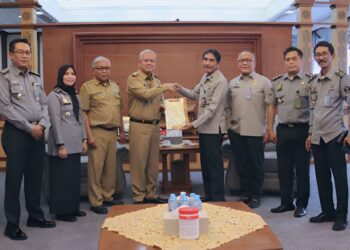 PEMPROV Kalbar Serahkan Hibah Tanah Dan Bangunan Kepada KEMENKUMHAM KALBAR