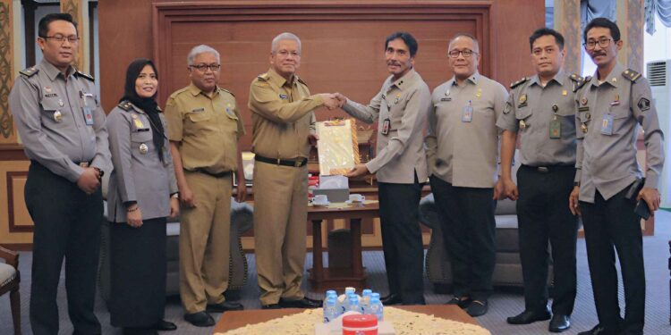 PEMPROV Kalbar Serahkan Hibah Tanah Dan Bangunan Kepada KEMENKUMHAM KALBAR