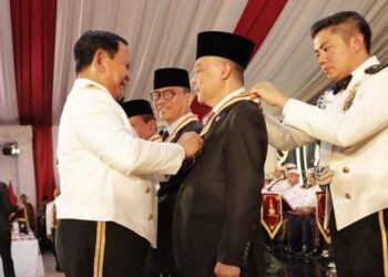Muzani dan Dasco Terima Penghargaan Dharma Pertahanan Utama dari Menhan Prabowo