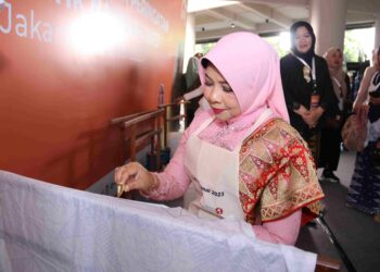 Pj Ketua Dekranasda Windy Prihastari Bangga Promosikan Batik Khas Kalbar Pada Event Nasional