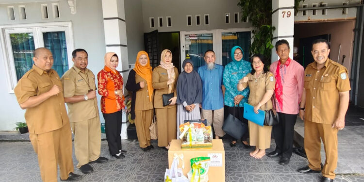 Pj. Ketua Dharma Wanita Persatuan Prov Kalbar Sampaikan Tali Asih Dalam Rangka Hari Pahlawan