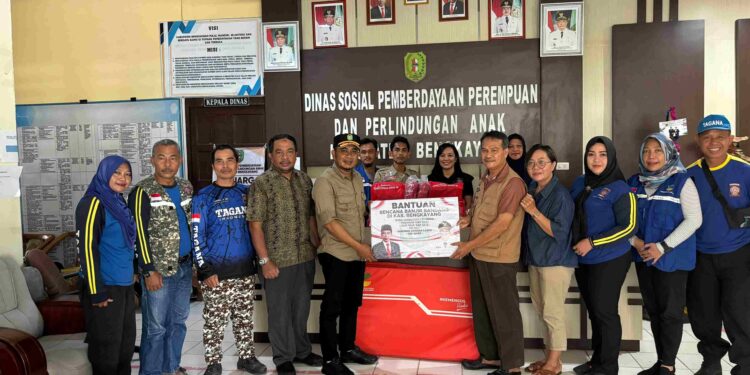 Pemprov Kalbar Sampaikan Bantuan Bagi Korban Banjir Bandang Di Bengkayan