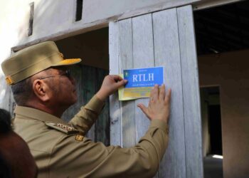 PJ Gubernur Harisson Serahkan Rehabilitasi Rumah Tidak Layak Huni