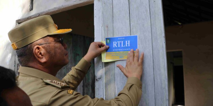 PJ Gubernur Harisson Serahkan Rehabilitasi Rumah Tidak Layak Huni