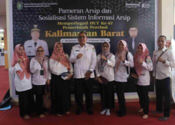 Sekretaris Dinas dan Petugas Arsip DTPH Kalbar Kunjungi Pameran Arsip