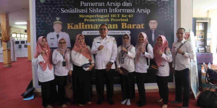 Sekretaris Dinas dan Petugas Arsip DTPH Kalbar Kunjungi Pameran Arsip