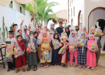 Pj. Gubernur Harisson Beserta Pj. Ketua Tp-Pkk Makan Bersama Anak Yatim, Yatim Piatu & Dhuafa