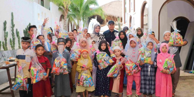 Pj. Gubernur Harisson Beserta Pj. Ketua Tp-Pkk Makan Bersama Anak Yatim, Yatim Piatu & Dhuafa