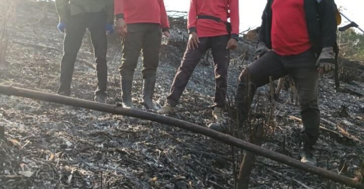 Respons Cepat UPT KPH Sintang Timur Padamkan Kebakaran Lahan di Desa Neran Baya